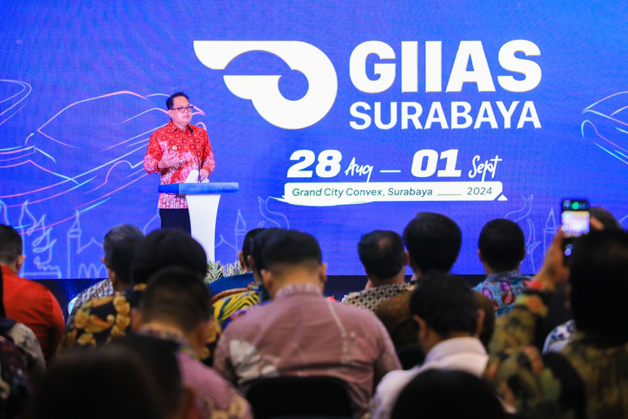 Pj Gubernur Adhy membuka pameran otomotif di Grand City Surabaya. (Ist)