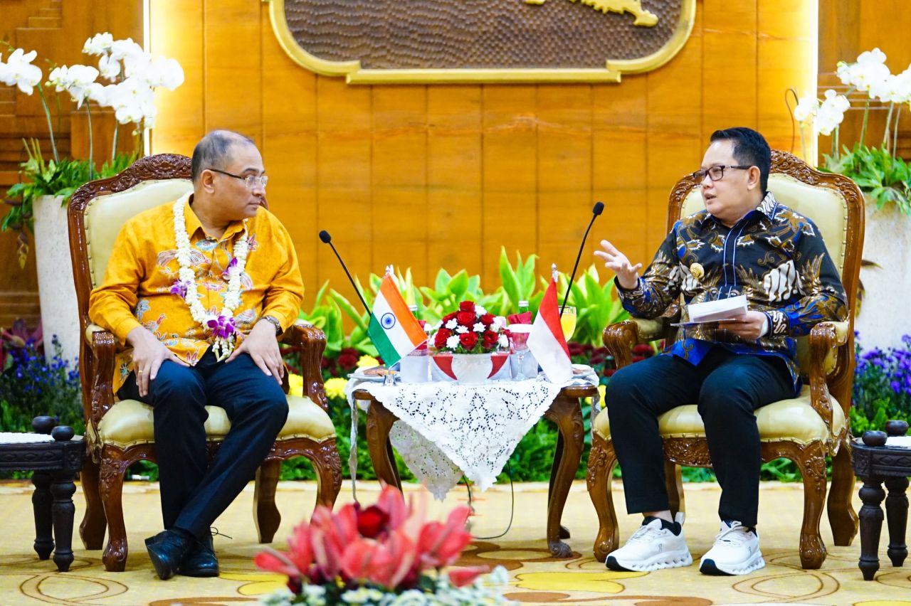 Pj Gubernur Adhy saat menerima Dubes India untuk Indonesia dan Timor Leste di Grahadi Surabaya. (Ist)