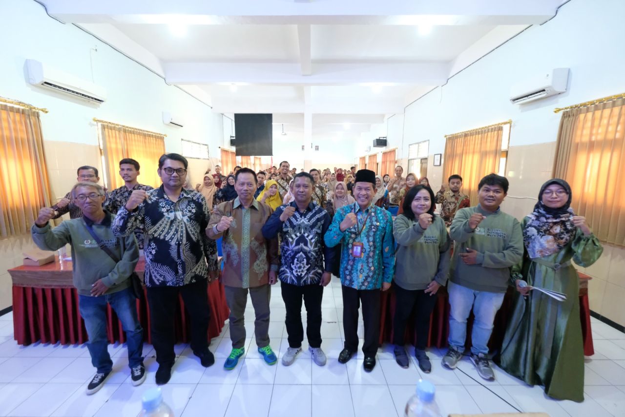 Kepala Dinas Pendidikan Kab Sidoarjo, Tirto Adi bersama Ketua PWI Sidoarjo beserta para guru dalam acara, Bengkel Jurnalistik 2024 di Aula SMPN 1 Sidoarjo.(ist)