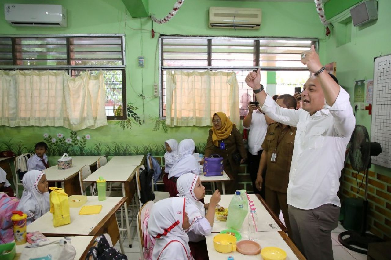 eali Kota Eri sidak dan hibur siswa sekolah dasar di Surabaya. (ist)
