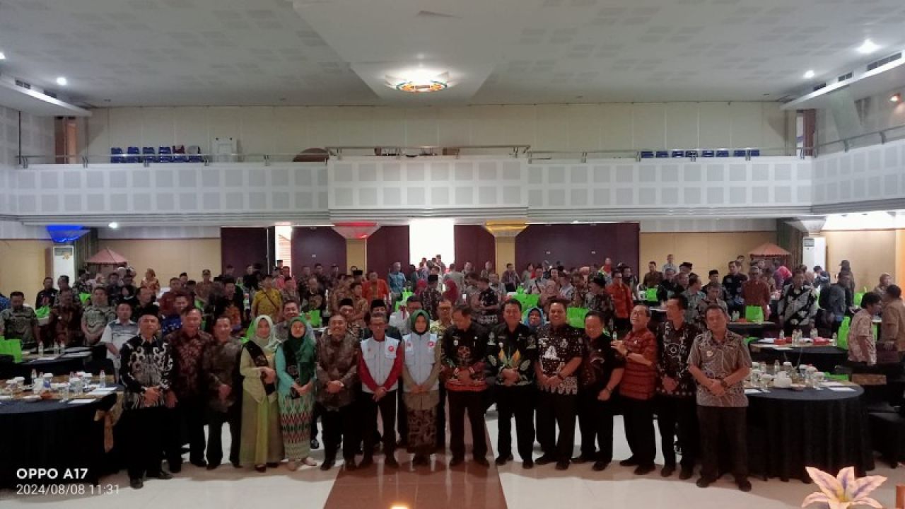 Bupati Blitar Foto bersama usai membuka rakorwasdes di hotel Puri Perdana Kota Blitar (ist)