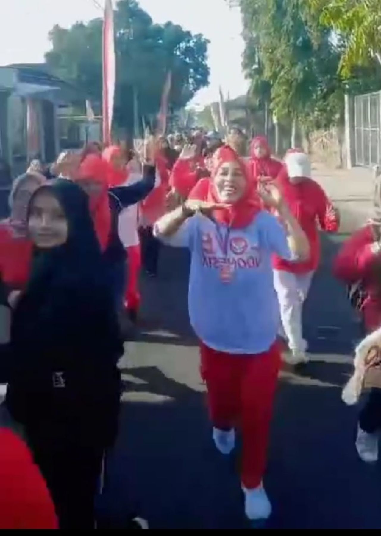 Antusiasme warga di Kelurahan Kalipang Kecamatan Sutojayan saat mengikuti jalan srhat HUT ke 79 RI. (ist)