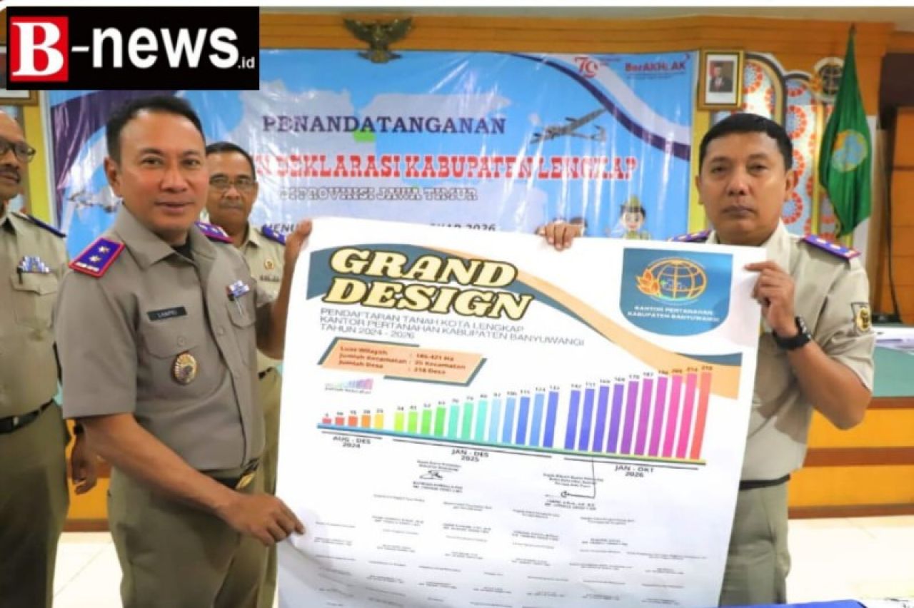 Kepala Kantor Pertanahan Kab. Banyuwangi, Machfoed Effendi, A.Ptnh., bersama Kakanwil BPN Prov Jatim, Lampri, A.Ptnh., SH., MH, tengah mendisplay Grand Design yang baru ditandatangani. (ist)