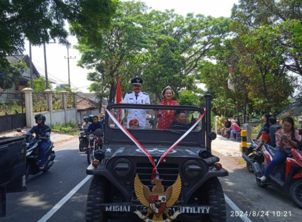 Kepala Desa Gambiran Wardoyo saat ikut memeriahkan karnaval sebagai wujud syukur dan penghormatan. (ist)