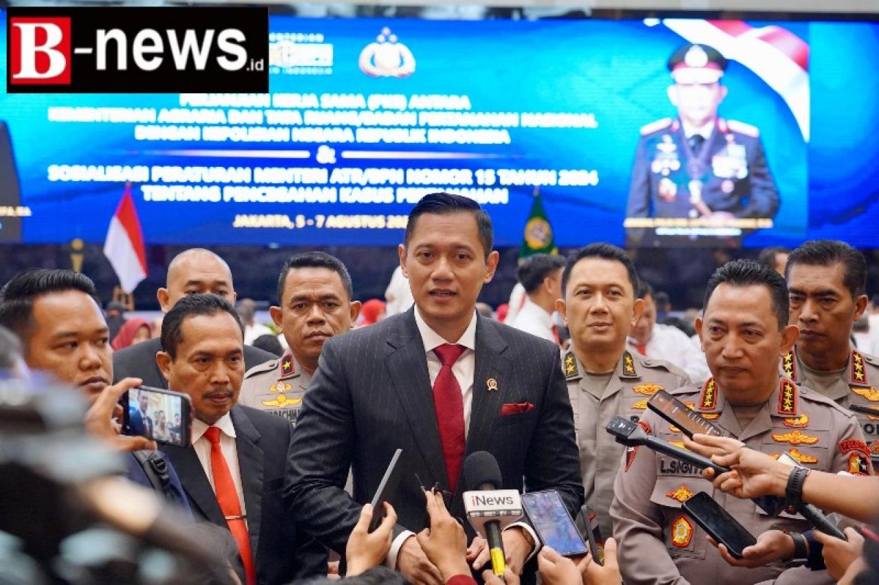 Menteri ATR/BPN, Agus Harimurti Yudhoyono (AHY) bersama Kepala Kepolisian Negara Republik Indonesia (Kapolri), Jenderal Polisi Drs. Listyo Sigit Prabowo, M.Si., tengah memberikan keterangan pers, Senin (5/8/2024). (Ist)