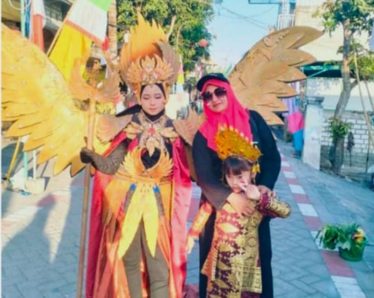 Peserta pawai mengenakan bahan daur ulang tampil menawan. (ist)