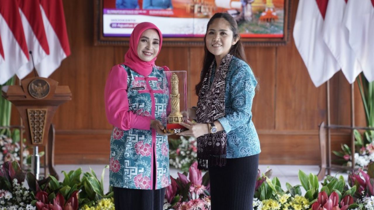 Nia Wayanti Ali Kuncoro memberikan cindera mata kepada Ketua TP PKK Morowali Utara Febriyanthi. (ist)