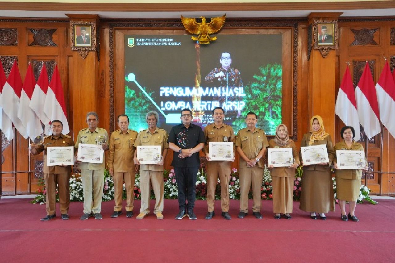 Didampingi Kepala Dinas Perpustakaan dan Kearsipan M Imron, mas Pj berfoto bersama dengan para pemenang lomba. (ist)