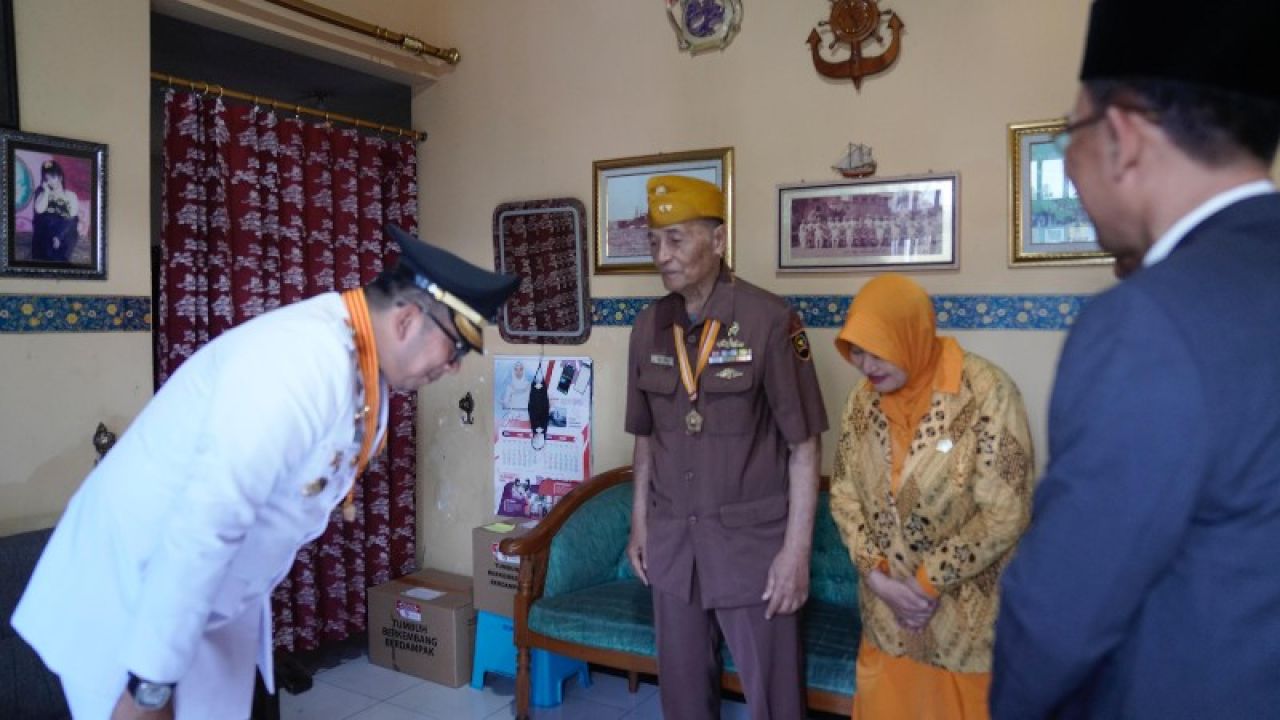 Mas Pj saat mengunjungi rumah ketua veteran Budi Laksana di Kelurahan Balongsari. (ist)