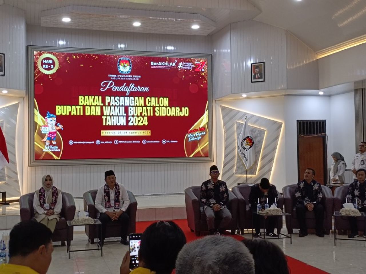 Subandi bersama Mimik Idayana saat mendaftar ke KPU Sidoarjo. (foto: zainul/B-news.id)