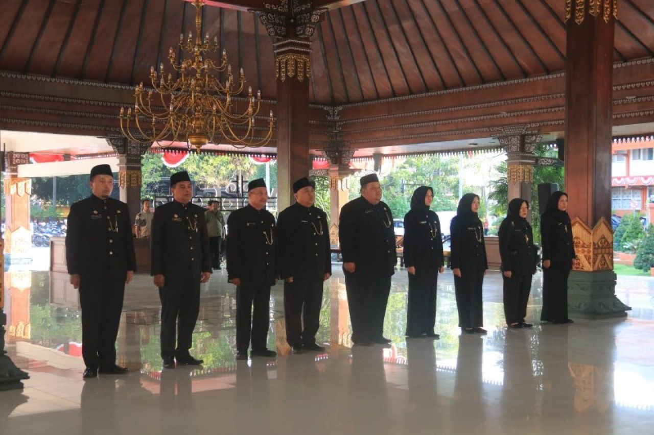 2 Kadis baru dan 7 pejabat fungsional dilantik untuk diambil sumpahnya oleh Bupati Mojokerto Ikfina Fahmawati. (ist)