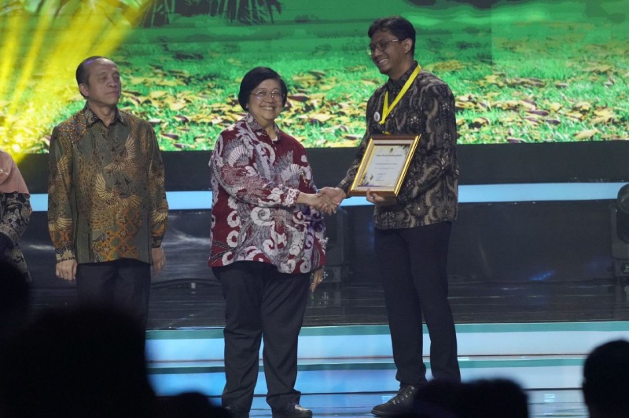 Menteri Lingkungan Hidup menyerahkan sertifikat penghargaan bagi Pertamina Lubricants. (ist)
