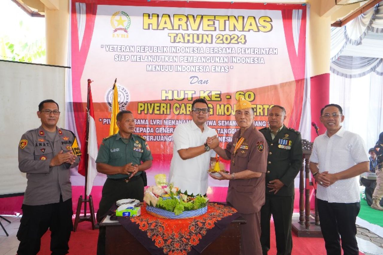 . Pj Wali Kota Mojokerto Ali Kuncoro didampingi Sekdakot Gaguk Tri Prasetyo dan Forkopimda memberikan potongan tumpeng kepada Ketua LVRI. (ist)