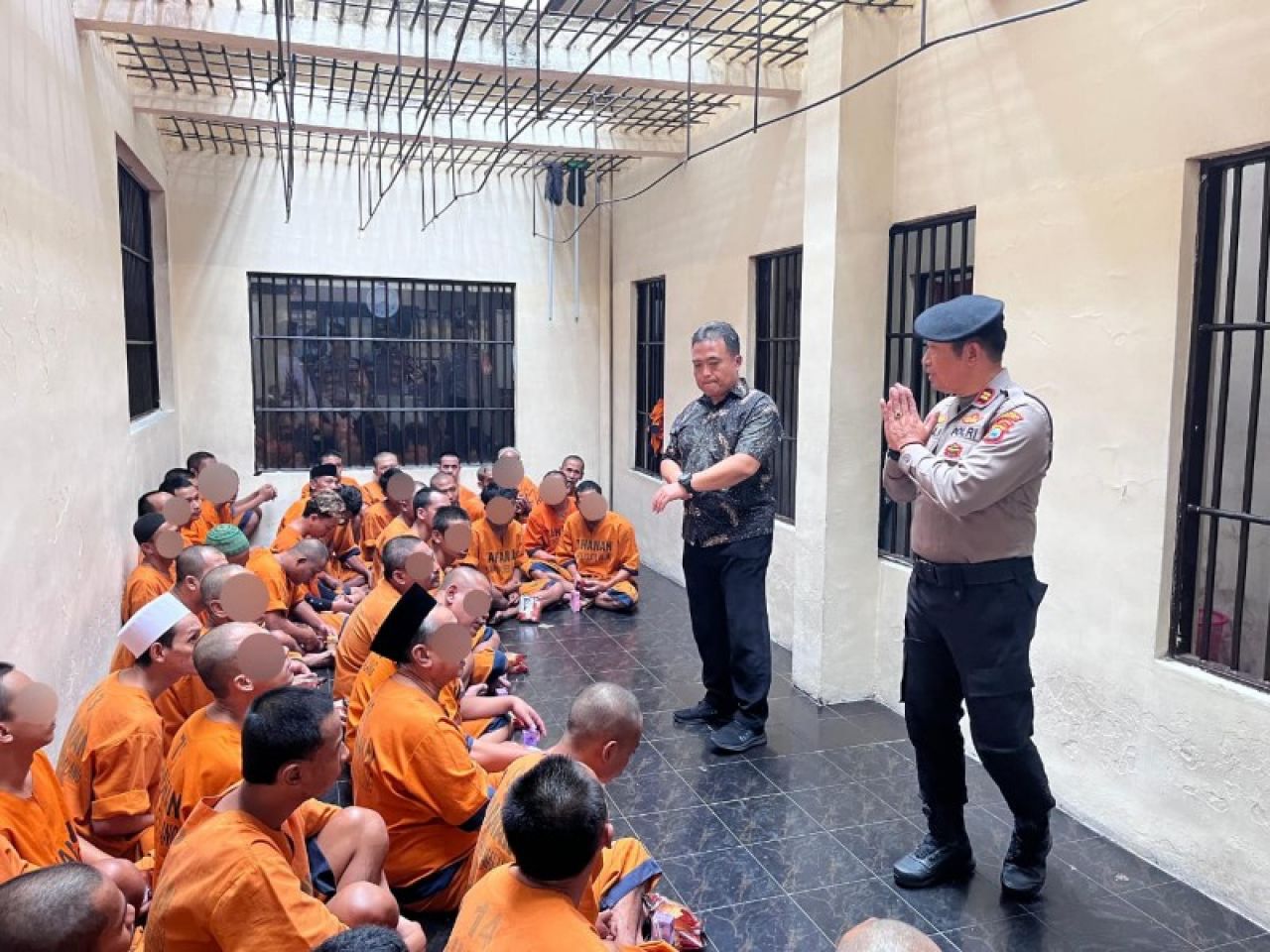 Jajaran anggota Polres Malang ketika bagikan susu UHT dan Roti kepada tahanan. (Ist)