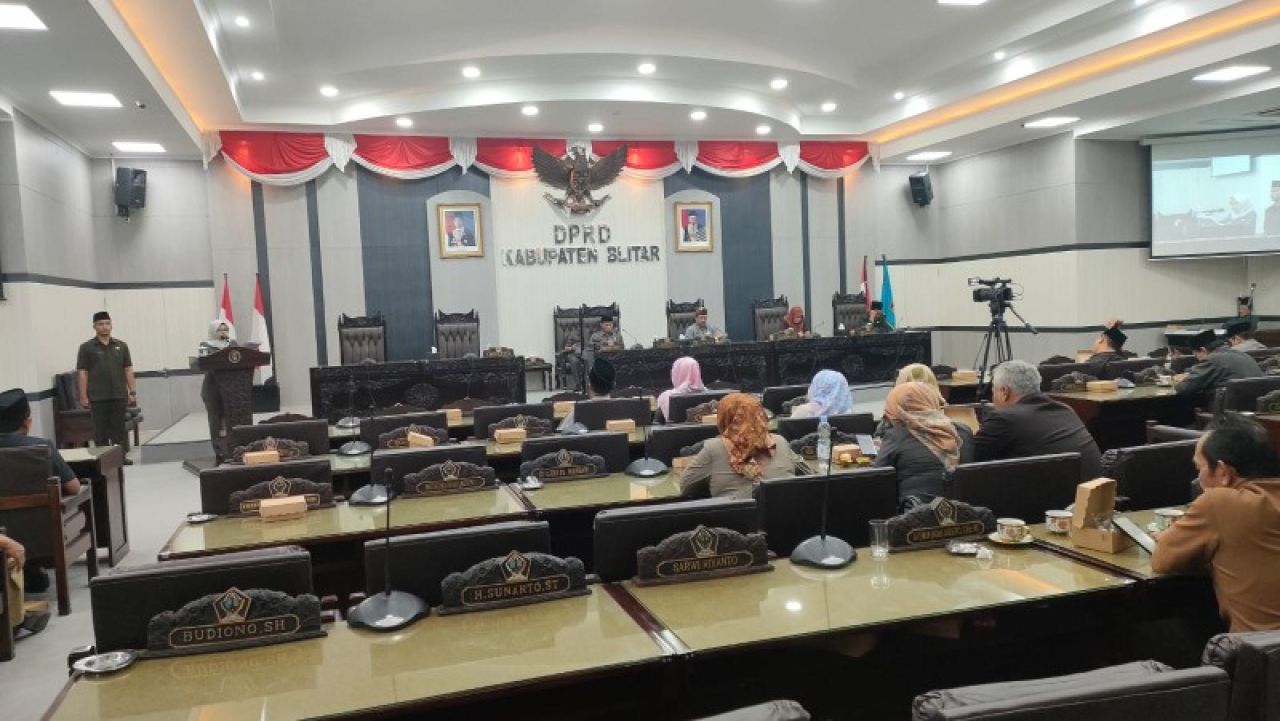 pimpinan DPRD bersama Bupati Blitar Rini Syarifah saat menghadiri Rapat Paripurna DPRD tentang jawaban Bupati. (ist)