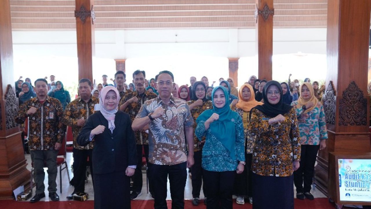 Sekretaris Daerah Kota Mojokerto Gaguk Tri Prasetyo berfoto bersama Asisten Perekonomian dan Pembangunan Rachmi Widjajati, Kepala DinkesP2KB dr. Farida Mariana, Pj Ketua TP PKK Nia Wayanti. (ist)