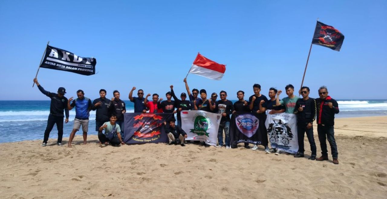 Komunitas C Seris Jawa Timur Kibarkan Bendera Merah Putih di Pantai Nganteb Malang. (ist)