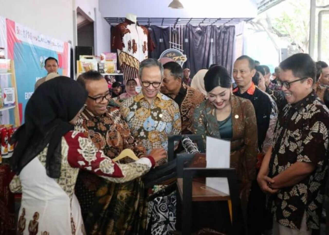 Pj Bupati Bojonegoro Adriyanto mendampingi Menteri Sekretaris Negara RI (Mensesneg) Pratikno menghadiri kegiatan program Ekosistem Keuangan Inklusif (EKI) di wilayah perdesaan. (Ist)