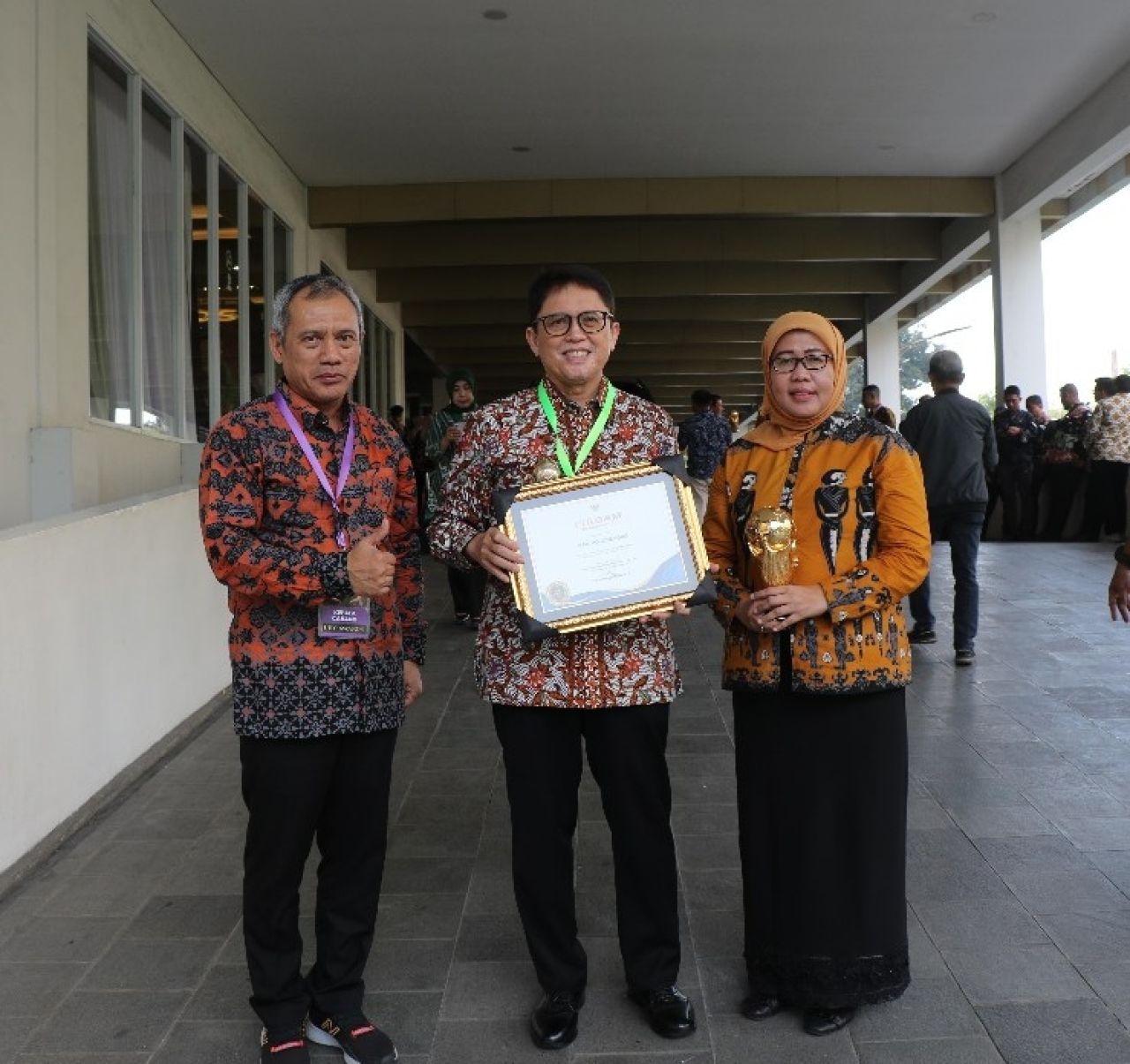 Pj Bupati Bokonegoto, Adriyanto terima UHC Award 2024. (Ist)