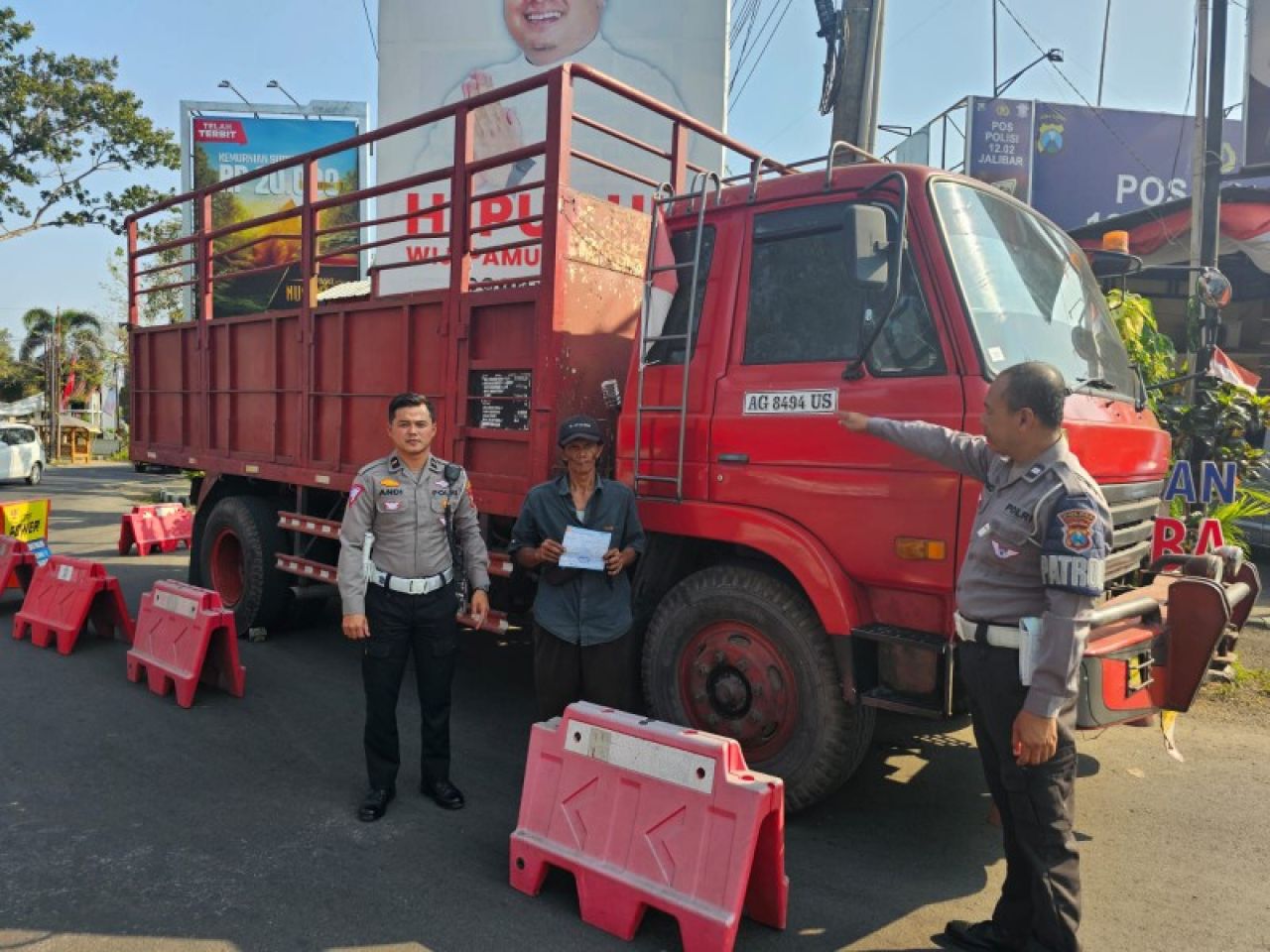 Satlantas Polres Malang saat amankan pengemudi Truk yang melebihi muatan.(ist)