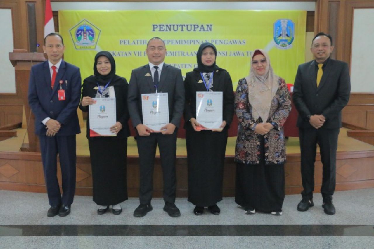 Wakil Bupati Gresik bersama 3 peserta pelatihan terbaik. (ist)