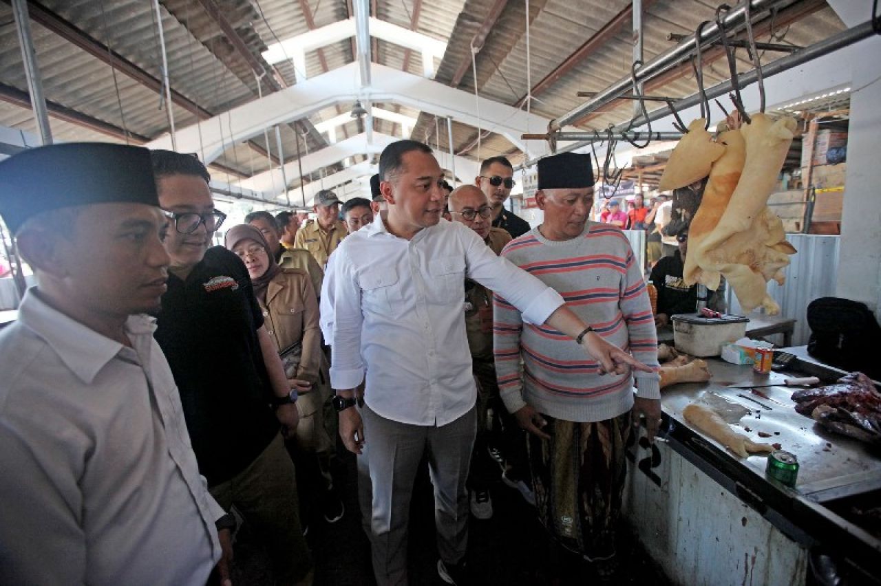 Wali Kota Surabaya Eri Cahyadi meninjau langsung pasar Arimbi Pegirian jadi pusat pasar daging. (Ist)