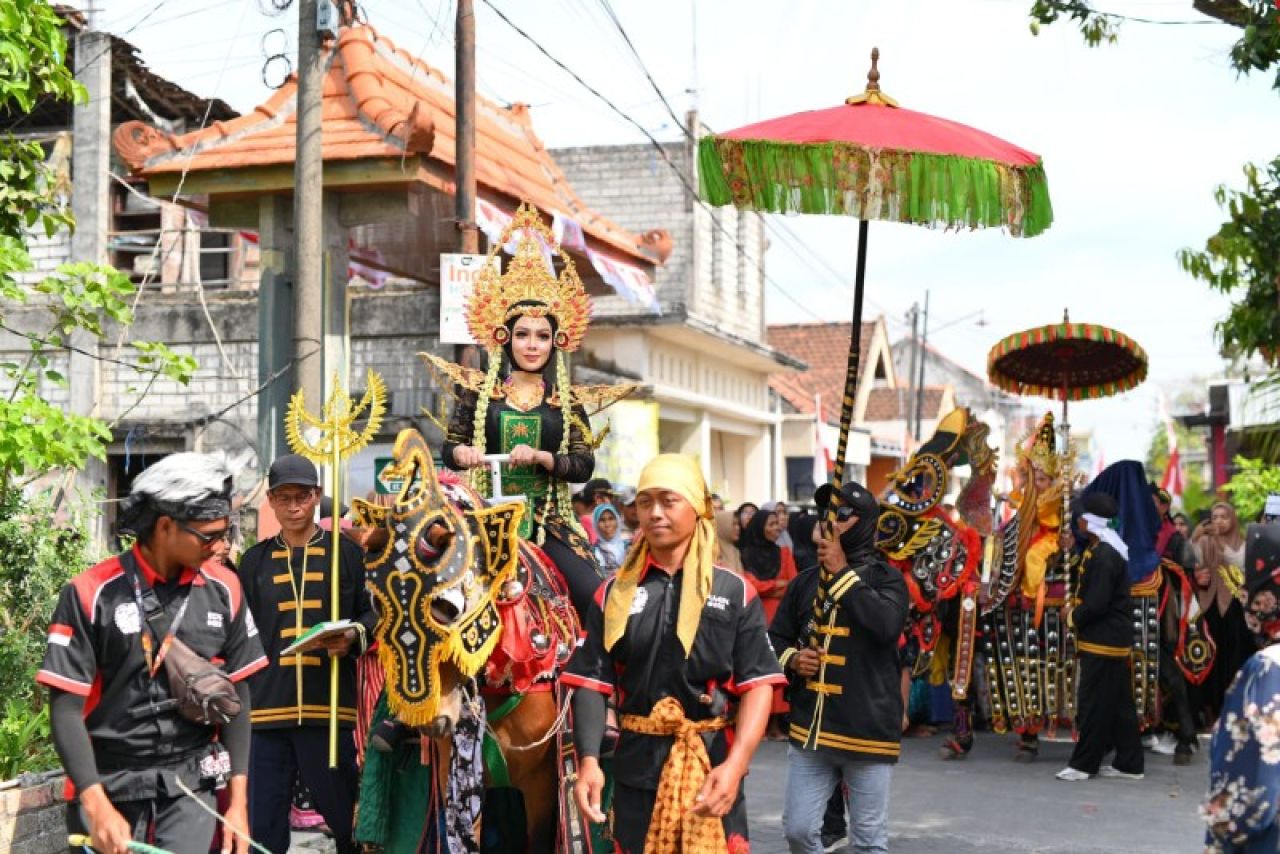 Wali murid PAUD Fairuz Fatin Bahriyah beserta putranya ikut karnaval naik jaran jenggo. (ist)