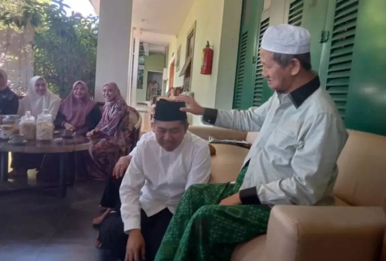 Pasangan calon bupati Ahmad Amir, Aslinya n (mas Iin -Efi Widodo bersama rombongan pengurus DPC PKB Sidoarjo saat silaturrahim ke pengasuh ponpes Bumi Sholawat Gus Ali. (Ist)
