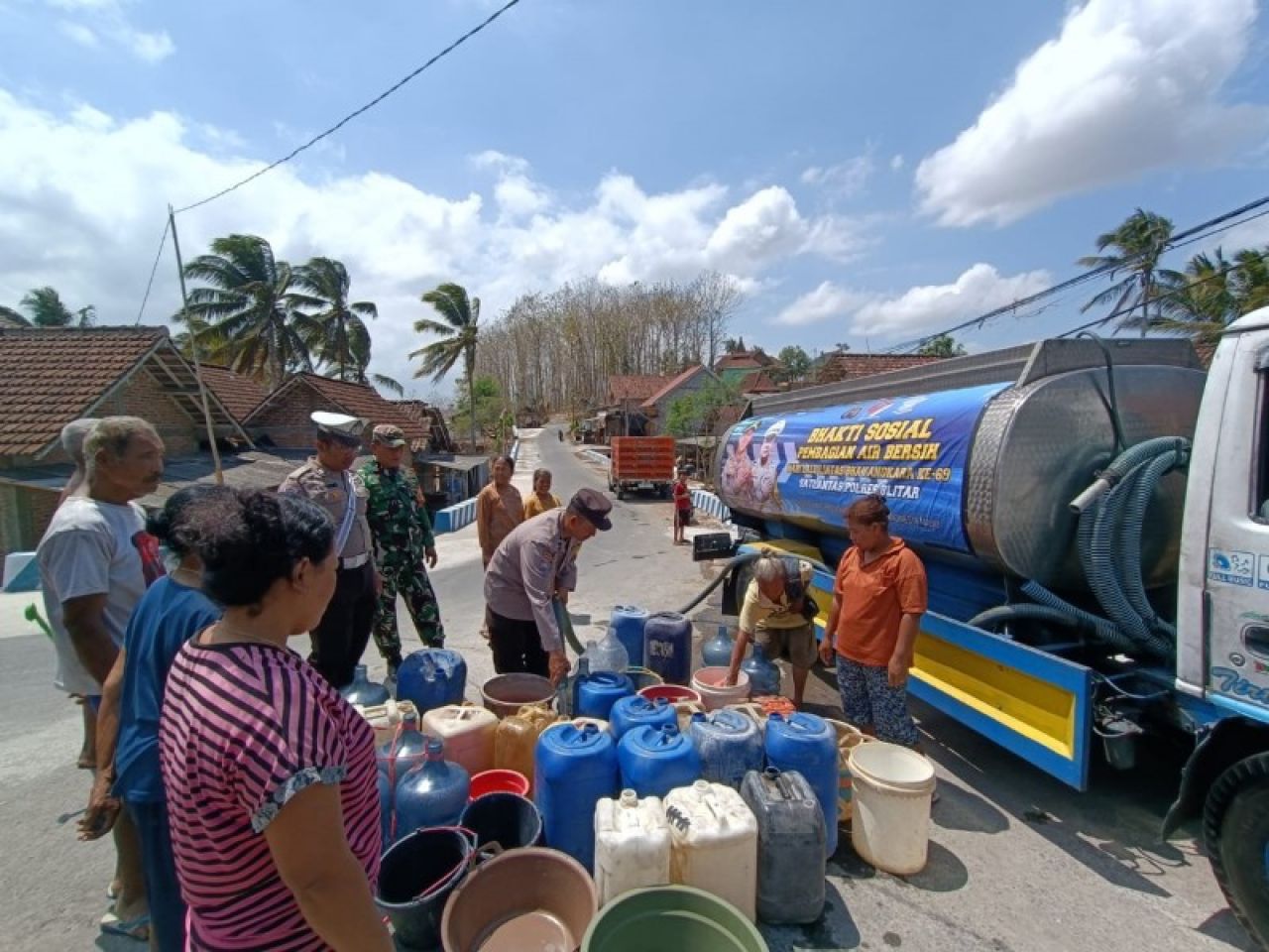 Polres Blitar membagikan bantuan air bersih kepada warga. (ist)