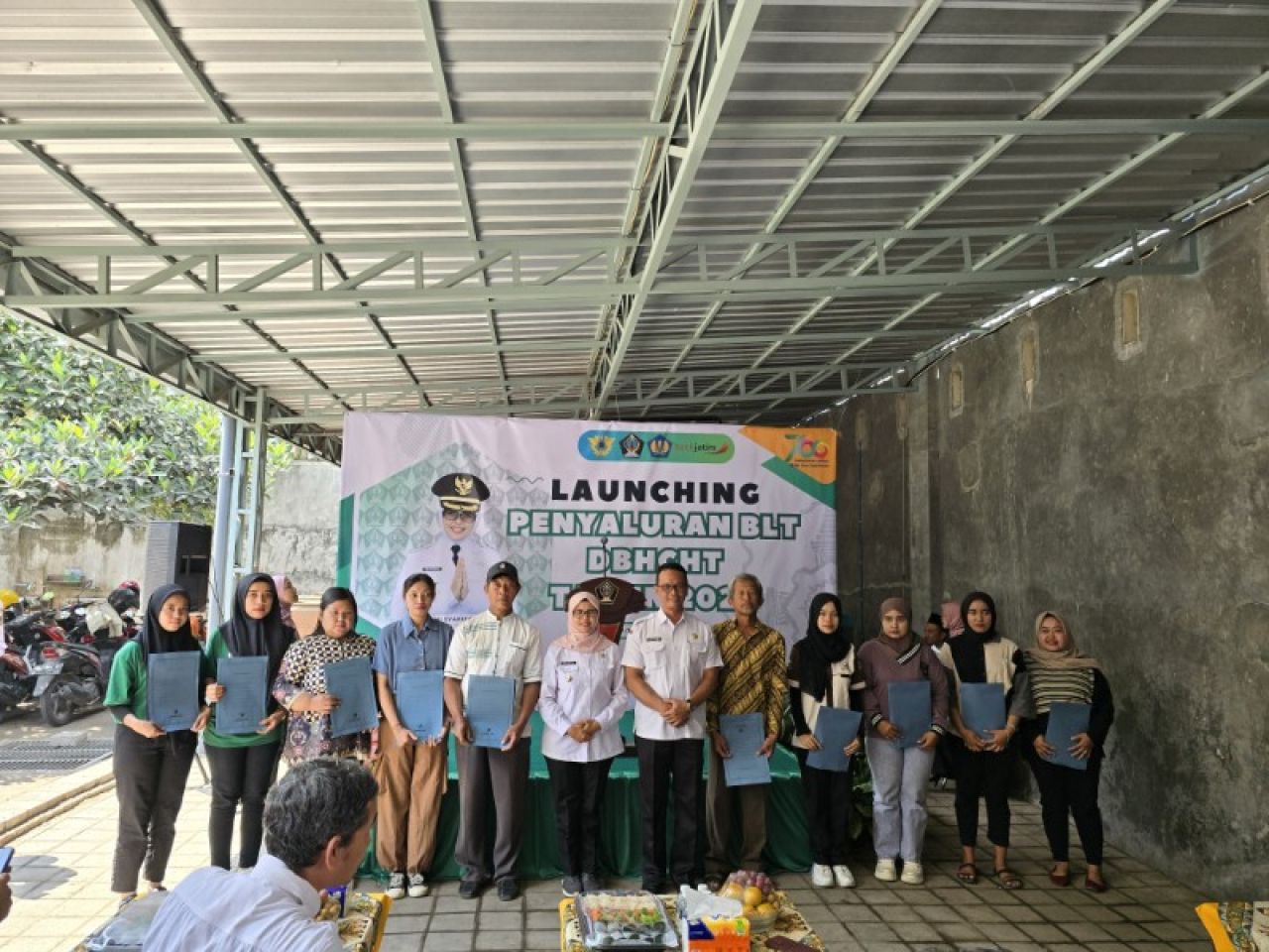 Bupati Blitar Rini Syarifah menyerahkan BLT kepada buruh tani tembakau dan buruh pabrik rokok. (ist)