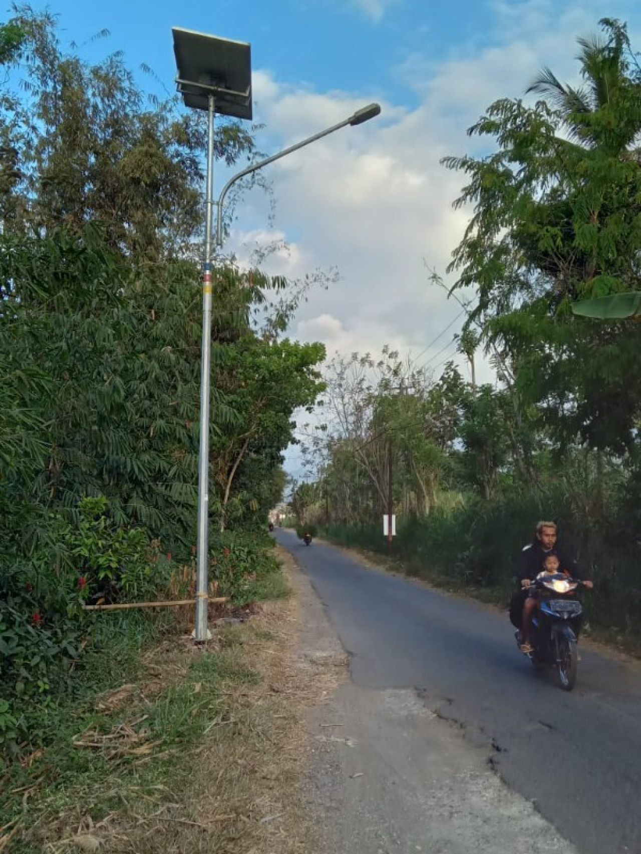 Nampak peneragan jalan umum (PJU) yang dikerjakan Dinas DPUBM Kab Malang di Desa Wonorejo Kecamatan Singosari. (ist)