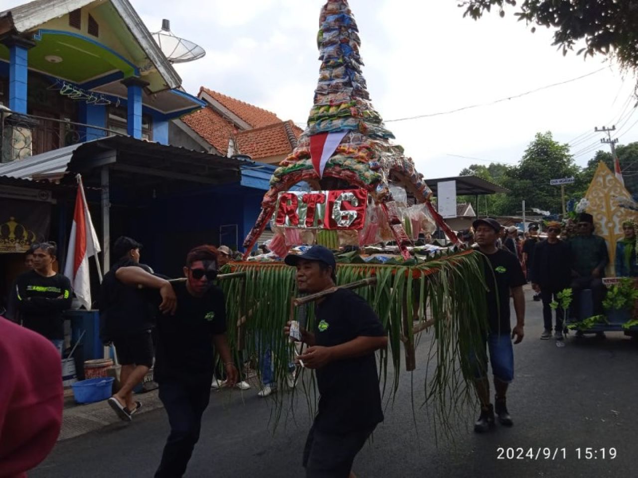 Warga Dusun Pajaran Desa Gunting antusiasme saat gelar karnaval. (ist)