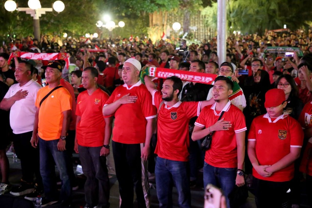 waki kota Eri Cahyadi saat nobar bersama warga kota Suravaya. (ist(