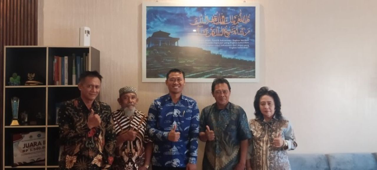 Ketua dan sekretaris FPK bersama Camat Kebomas Tri Joko. (ist)