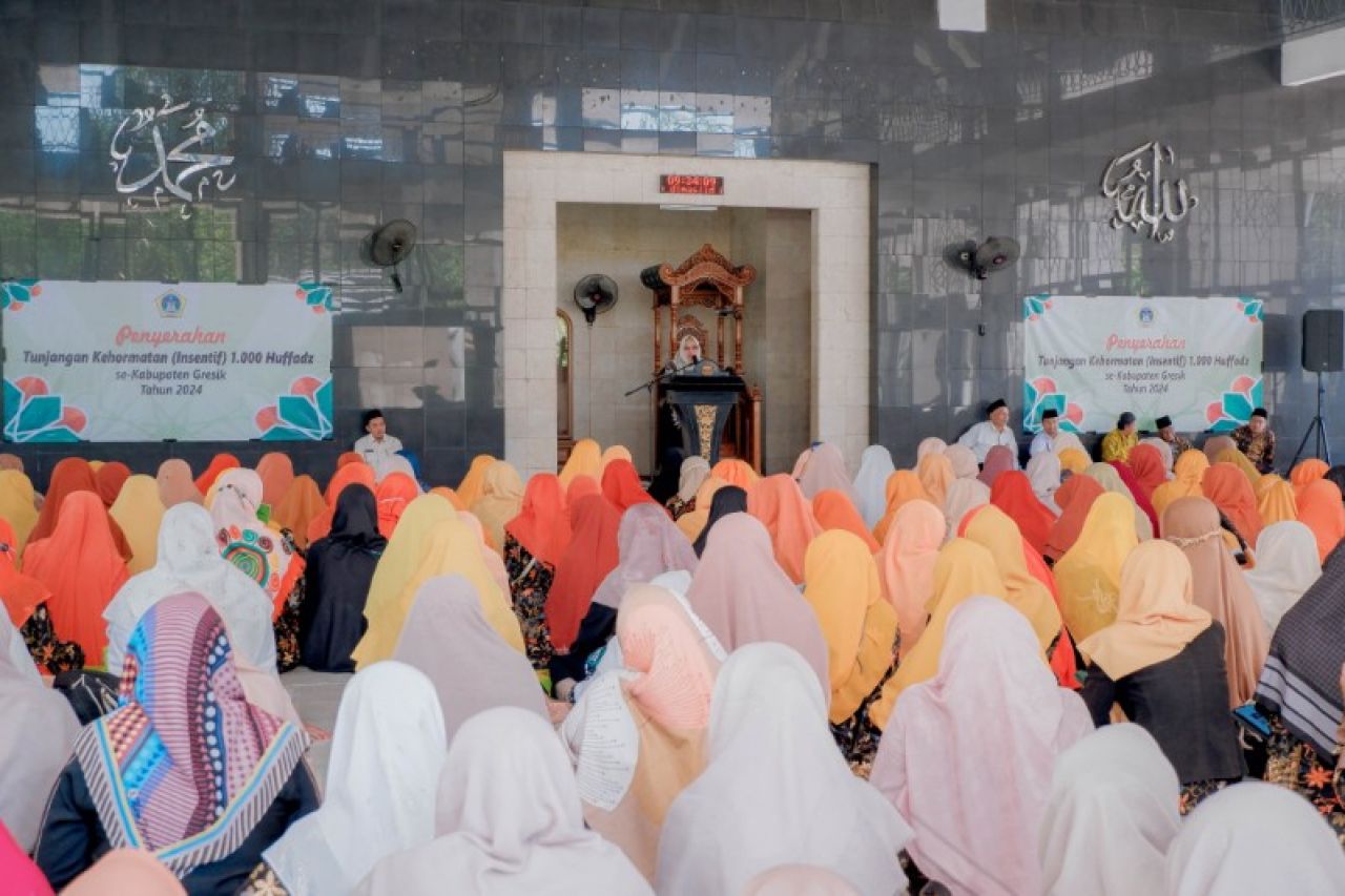 Wakil Bupati di depan para huffadz yang akan menerima tunjangan kehormatan. (ist)