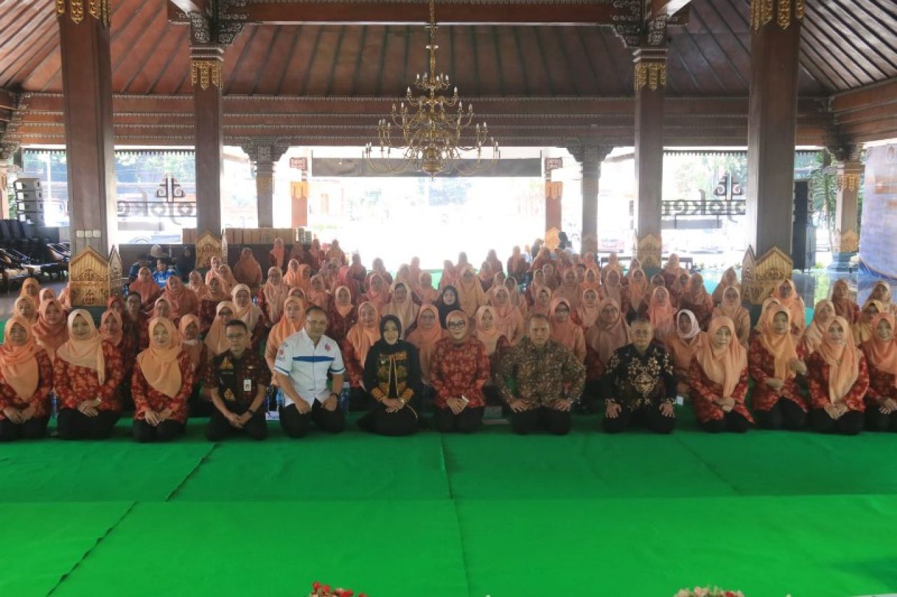 Seluruh anggota DWP Kabupaten Mojokerto berfoto bersama Bupati Ikfina didampingi Setdakab, Asisten 1 dan Asisten 3. (ist)