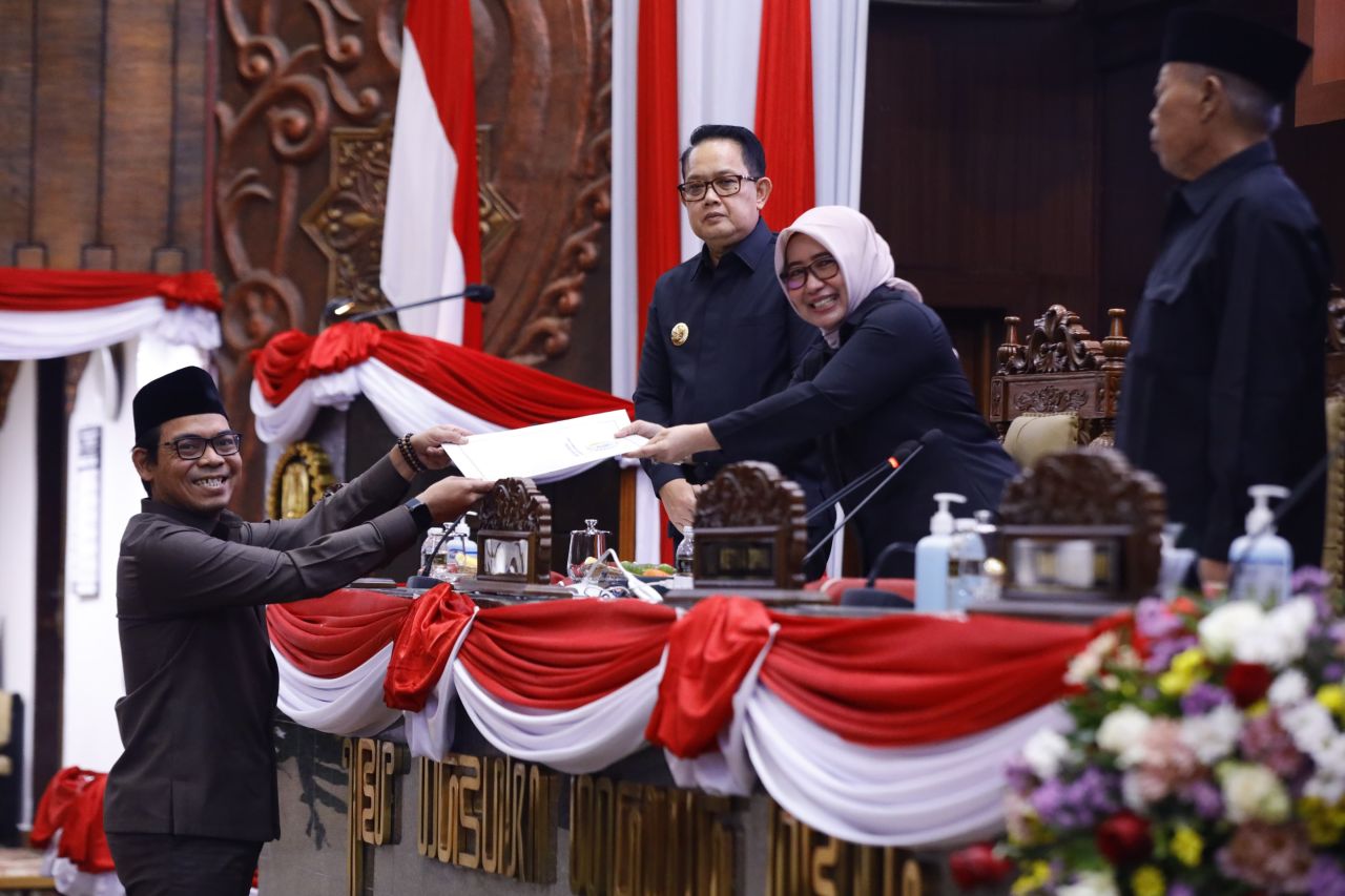 Pj Gubernur Adhy beserta pimpinan DPRD Jatim saat hadiri perpisahan anggota DPRD Jatim 2019-2024. (Ist)
