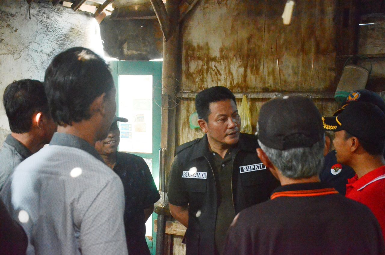 Plt Bupati Subandi sidak ke rumah warga Desa Watugolong Krian dan akan membedah rumahnya. (Ist)