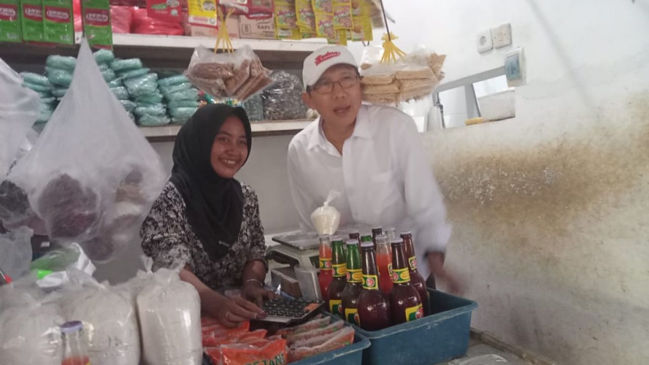 Teguh Haryono, calon bupati Bojonegoro bersama salah satu pedagang. (Ist)