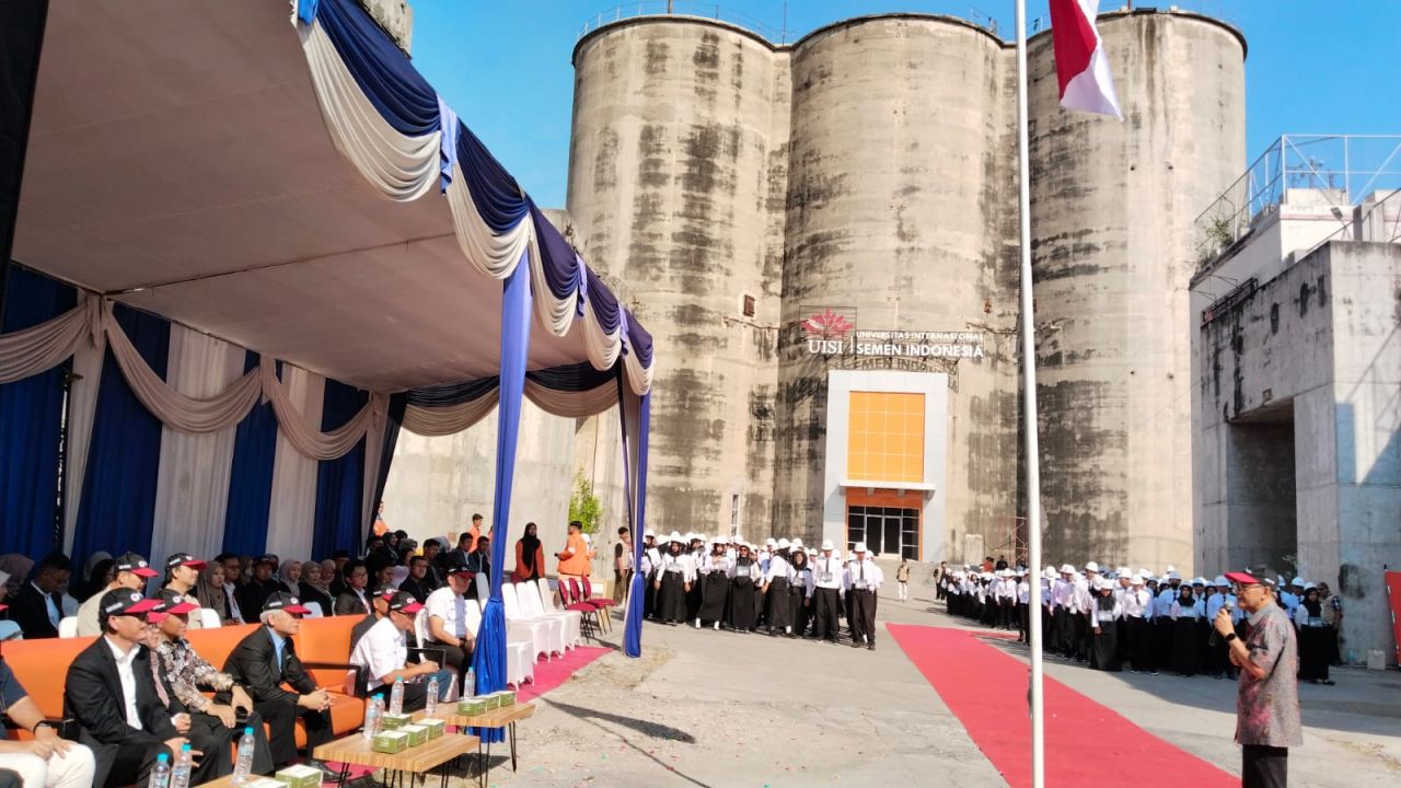 Ratusan mahasiswa, baru UISI di depan kampus bekas silo. (ist)
