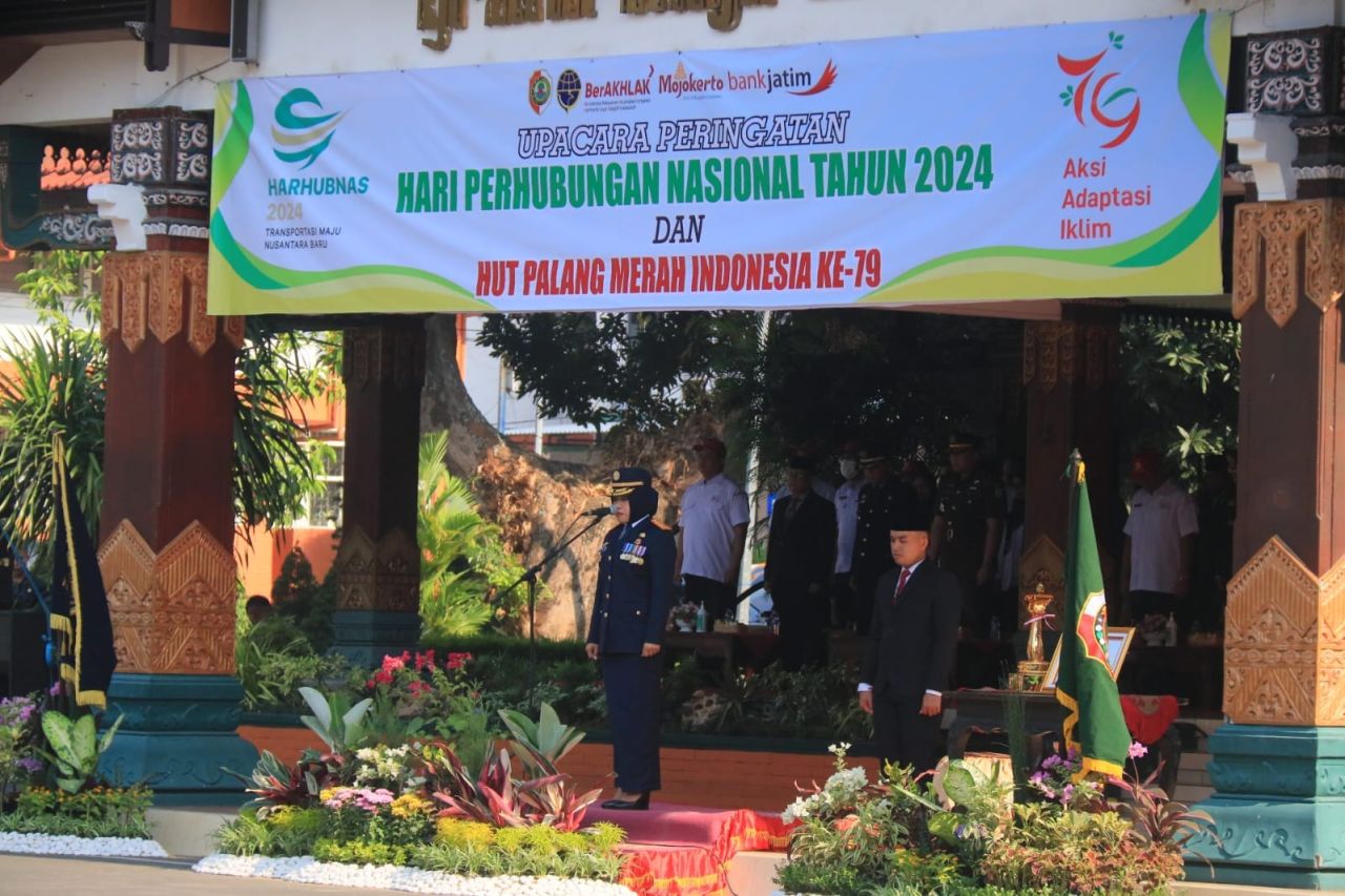 Bupati Mojokerto Ikfina Fahmawati memimpin langsung upacara Harbubnas dan HUT PMI di halaman Pemkab Mojokerto. (ist)