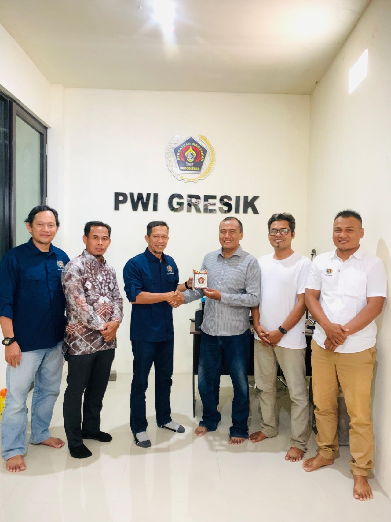 Ketua PWI saling bertukar cindera mata. (ist)