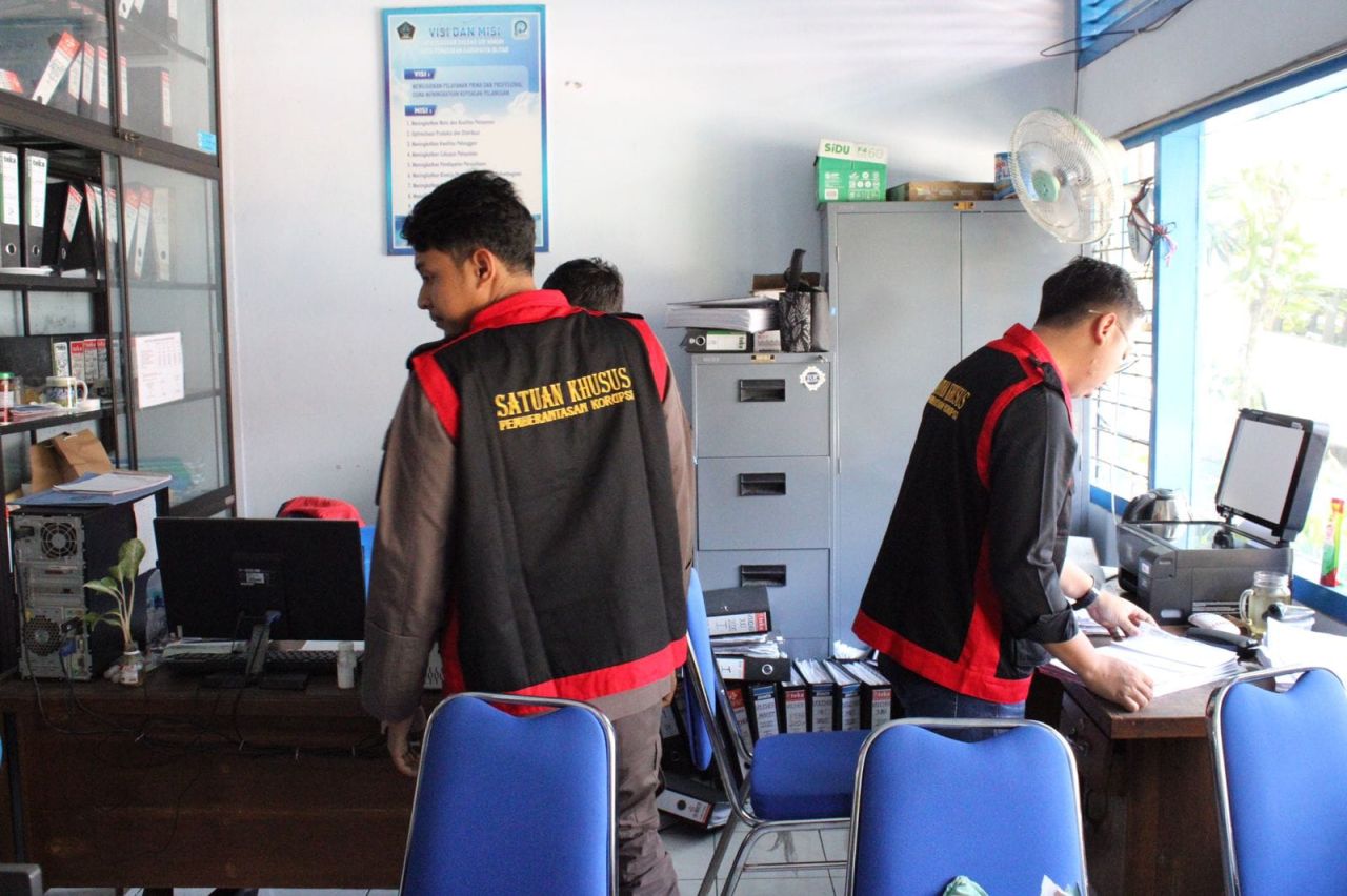 Satuan Khusus Pemberantasan Korupsi Kejaksaan RI Kab.Blitar sedang berada disalah satu ruang Kantor PDAM Tirta Penataran.(ist)