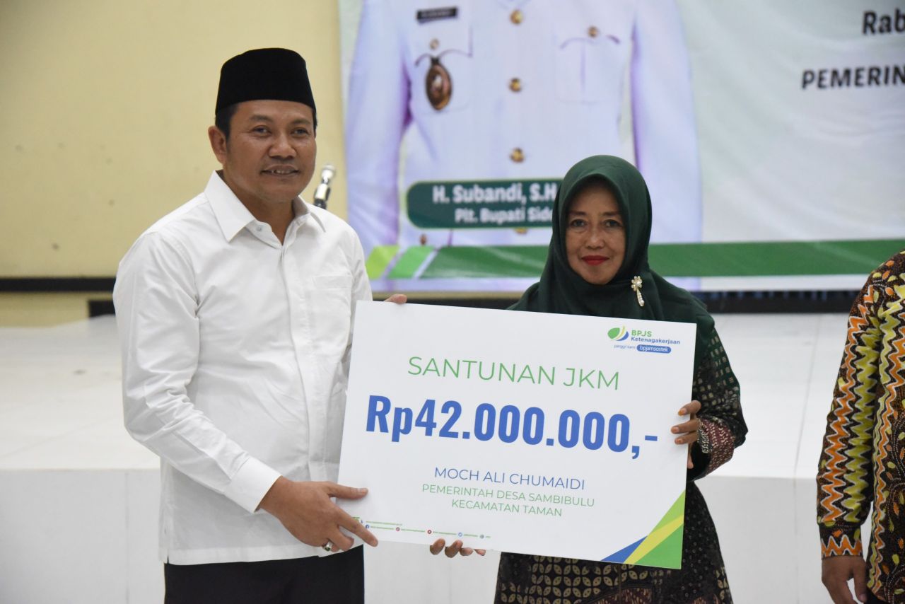 Plt Bupati Sidoarjo Subandi secara simbolis menyerahkan program BPJS Ketenagakerjaan. (Ist)