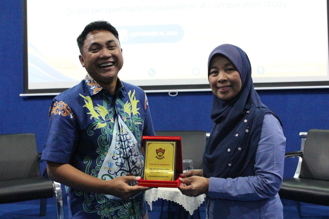 Stikosa AWS jalin kerjasama dengan SMK Seri Bintang Utara Malaysia dan bertukar cinderamata. (Ist) . (.