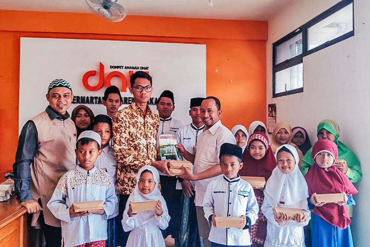 Alumni Stikosa AWS berbagi keceriaan dengan anak Yatim di Surabaya dan Sidoarjo. (Ist)