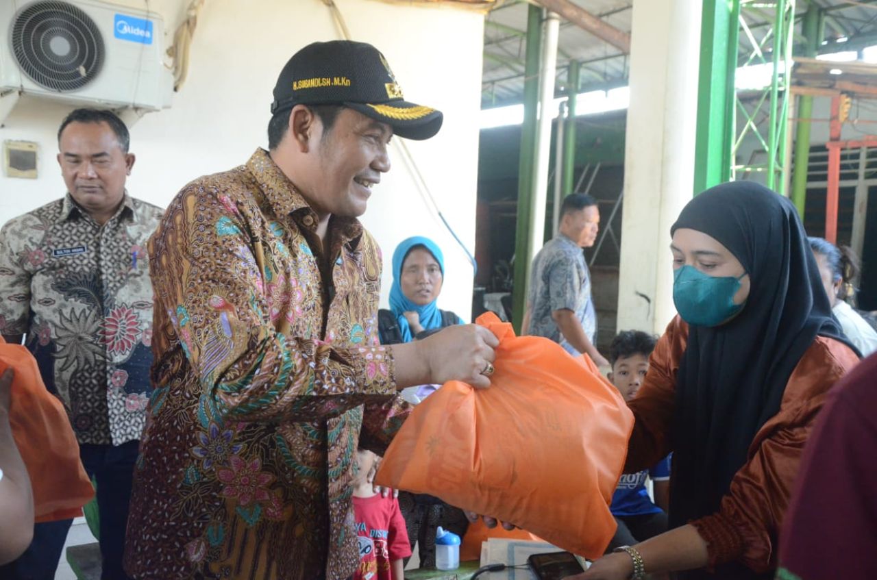 Plt Bupati Sidoarjo menyerahkan bantuan kepada pedagang Pasar Sepanjang Taman Korban kebakaran. (Ist)