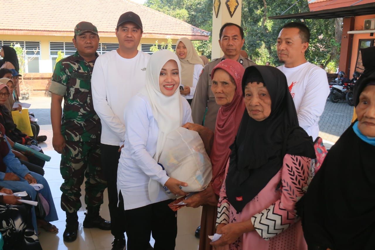 Bupati Ikfina menyerahkan bantuan paket sembako kepada warga yang berhak. (ist)