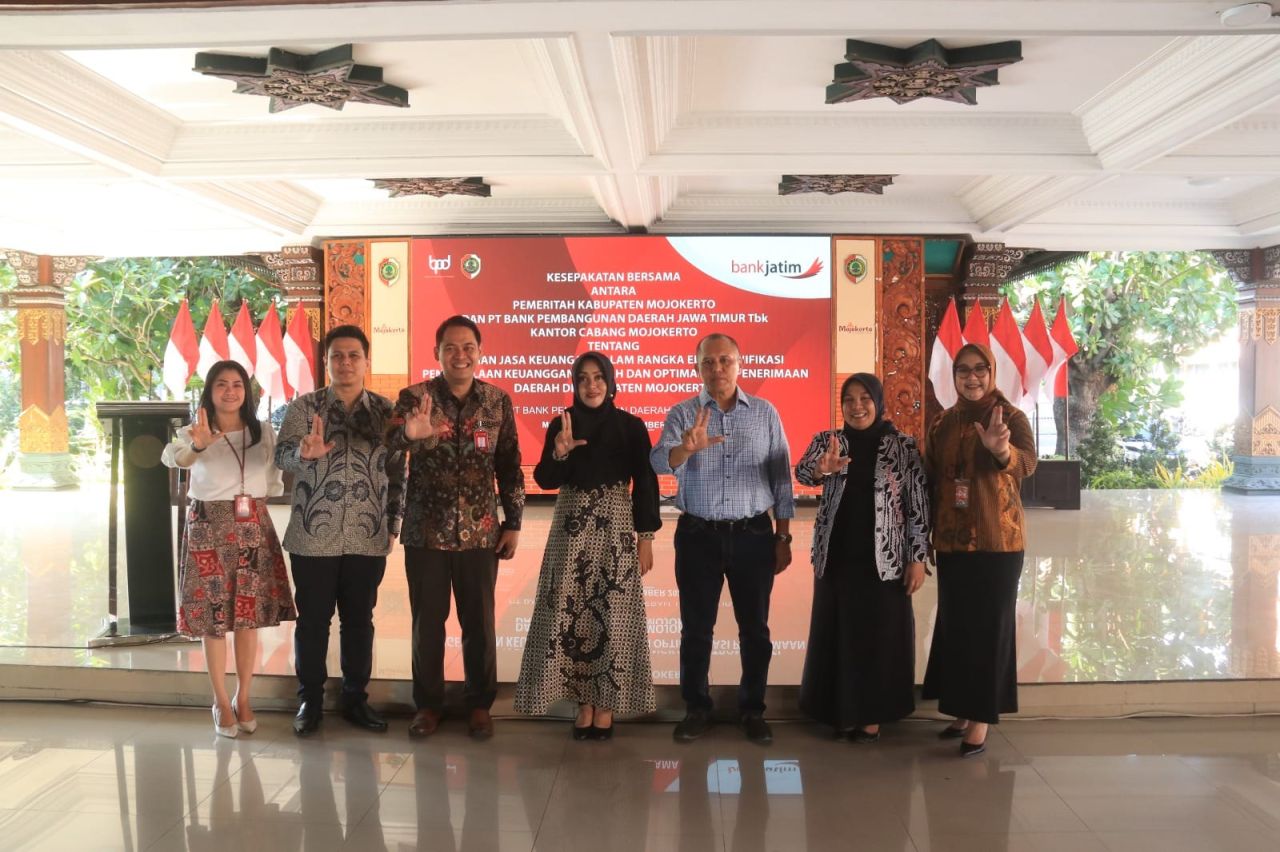 Bupati Ikfina didampingi Setdakab Mojokerto Teguh Gunarko foto bersama dengan pimpinan Bank Jatim. (ist)