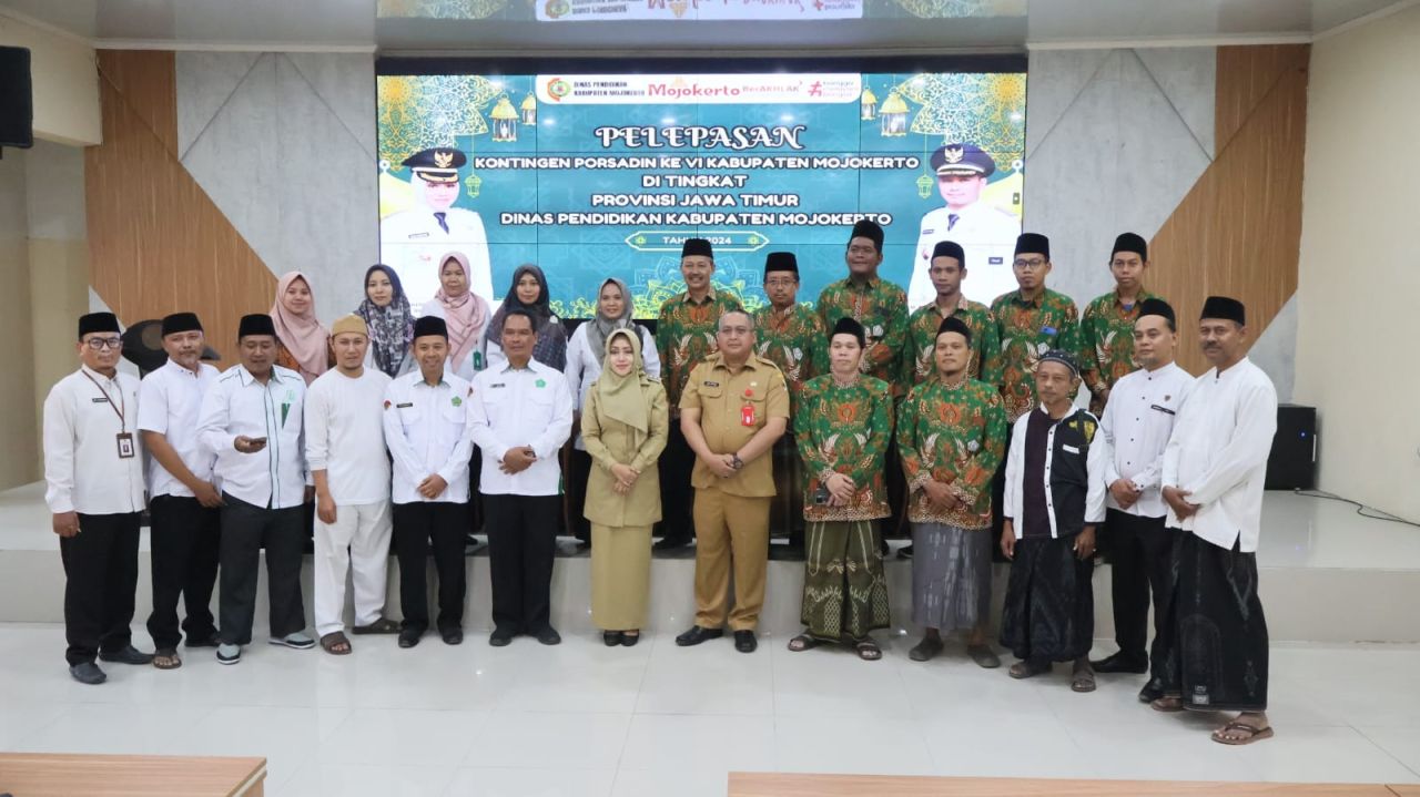 Bupati Ikfina saat pelepasan kontingen Kabupaten Mojokerto dalam Porsadin Ke-VI Provinsi Jatim. (ist)